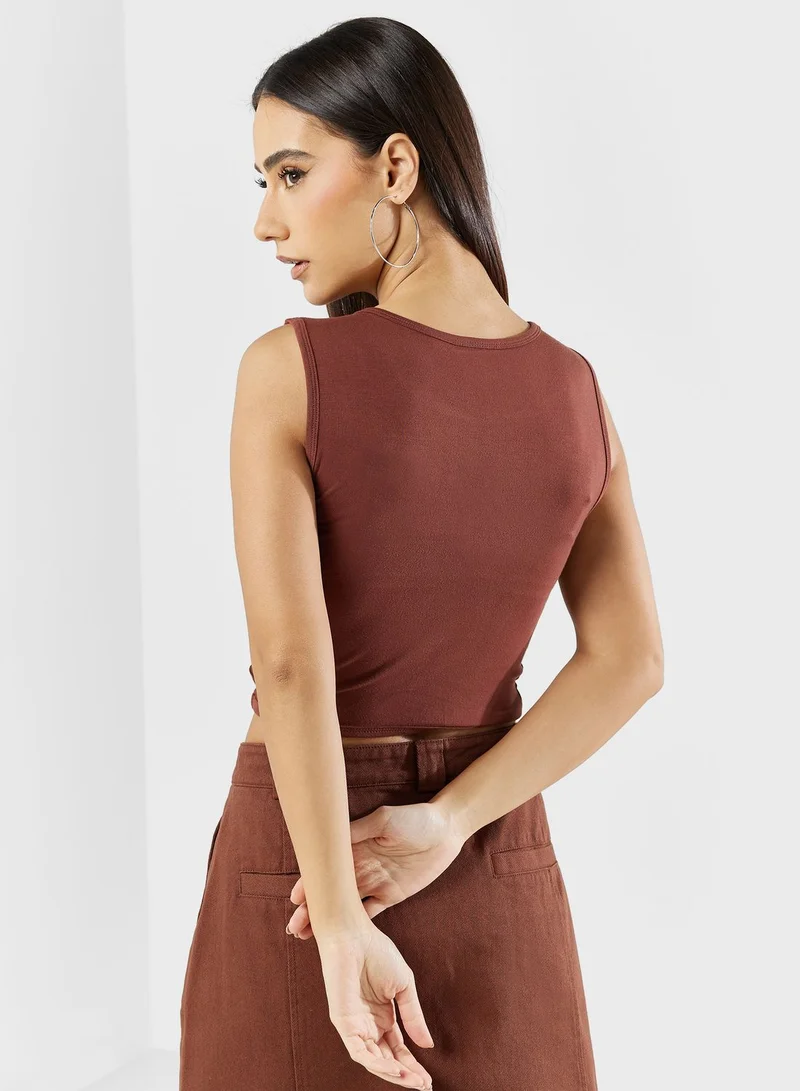 أوبي بلوزة قصيرة بدون أكمام